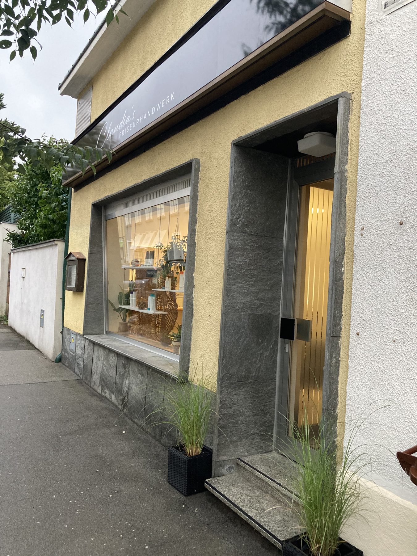 Eingang des Salons in der Franz-Josef-Straße 6 in Perchtoldsdorf